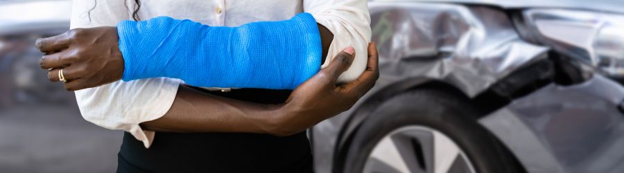 person with a broken arm - common car accident injury